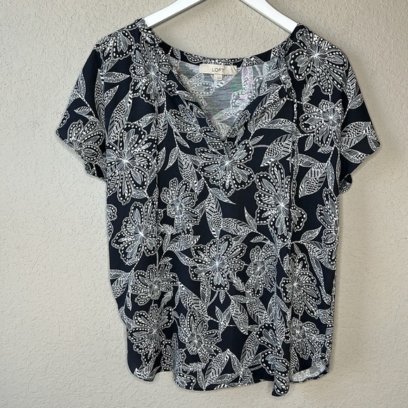 LOFT Mixed Media Floral Print Split Neck Tie Closure Grey and White Top Size S - Picture 1 of 11